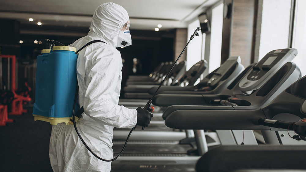 Coronavirus-Disinfect-Worker-Gym-Treadmills